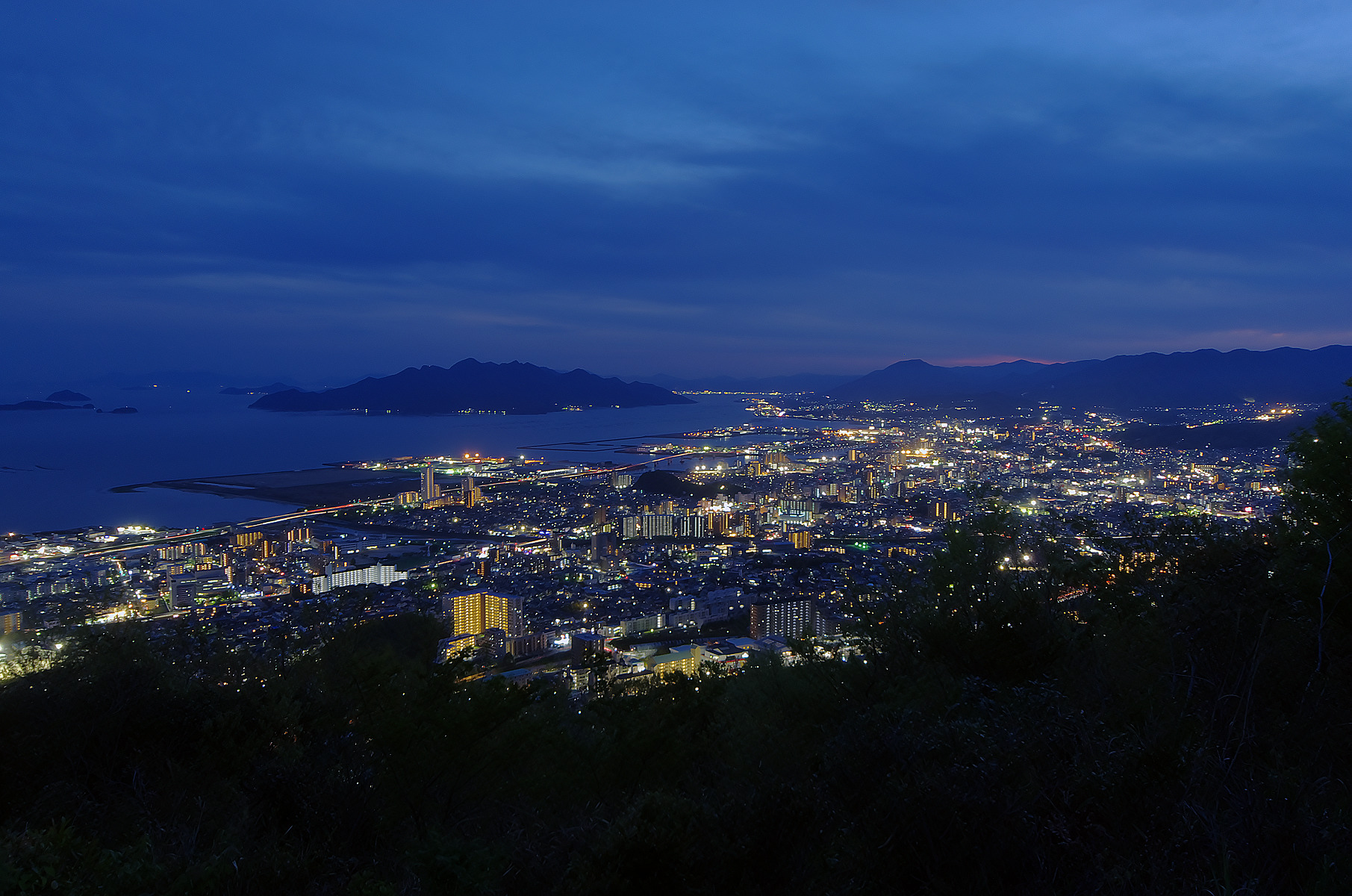 鈴ヶ峰山頂から五日市方面の夜景