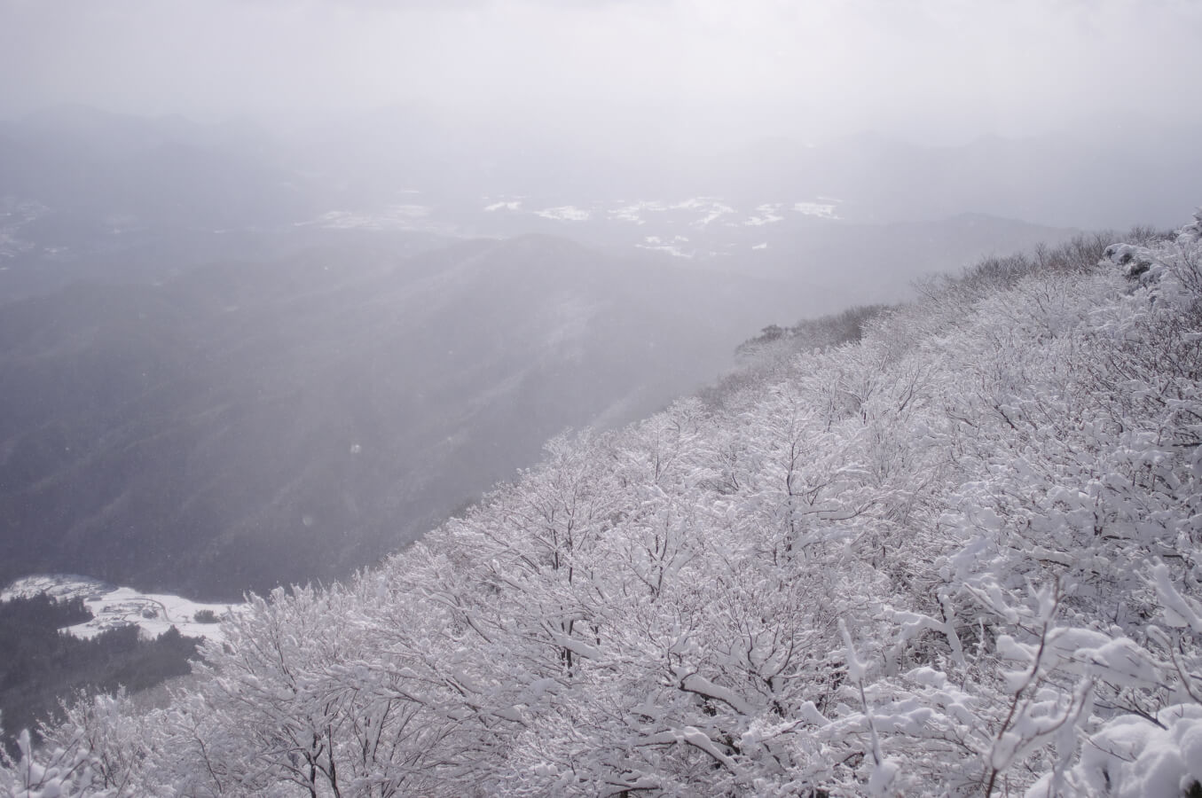 雪の大峯山山頂からの景色