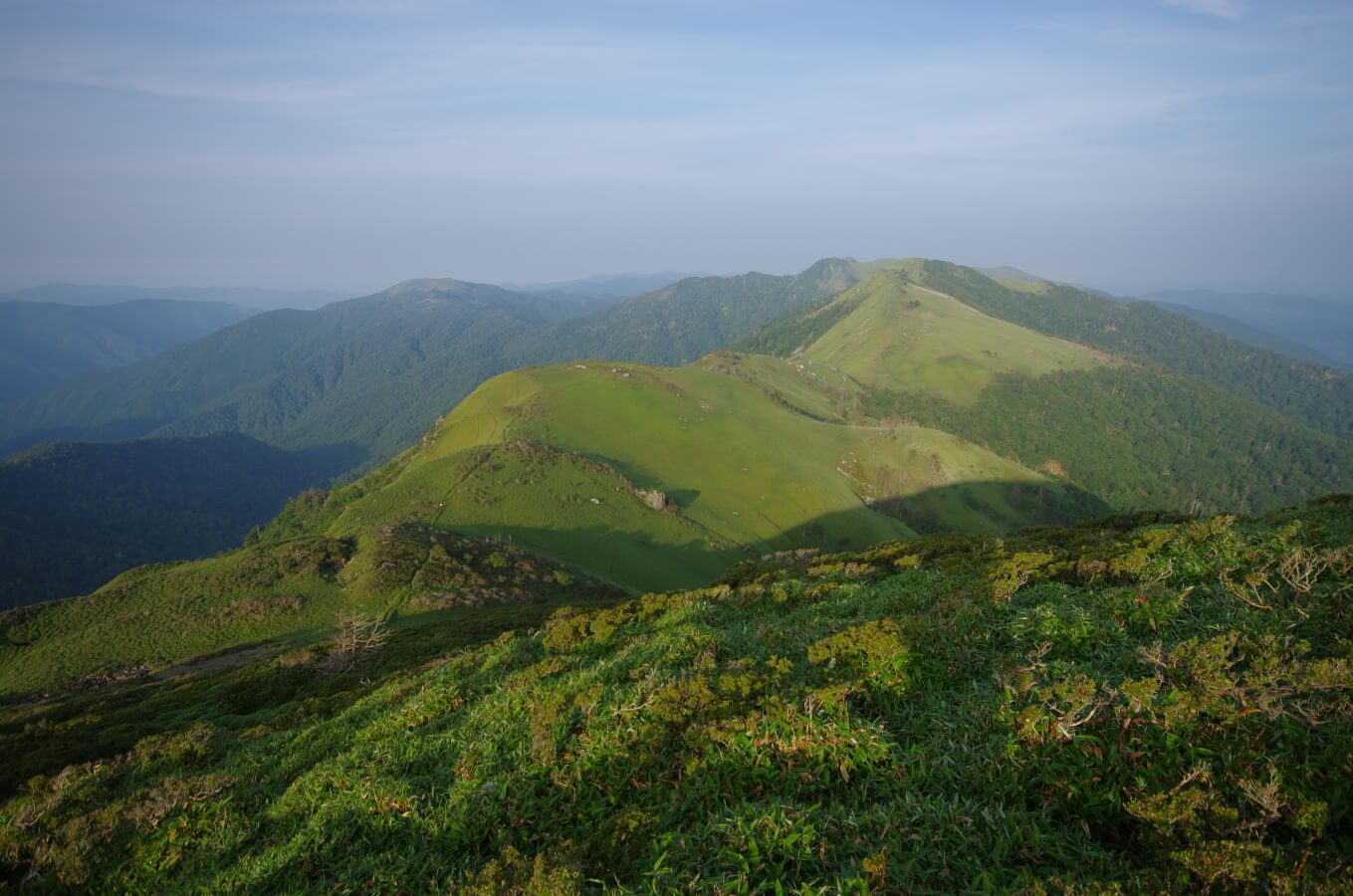 三嶺山頂からの天狗塚方面の景色