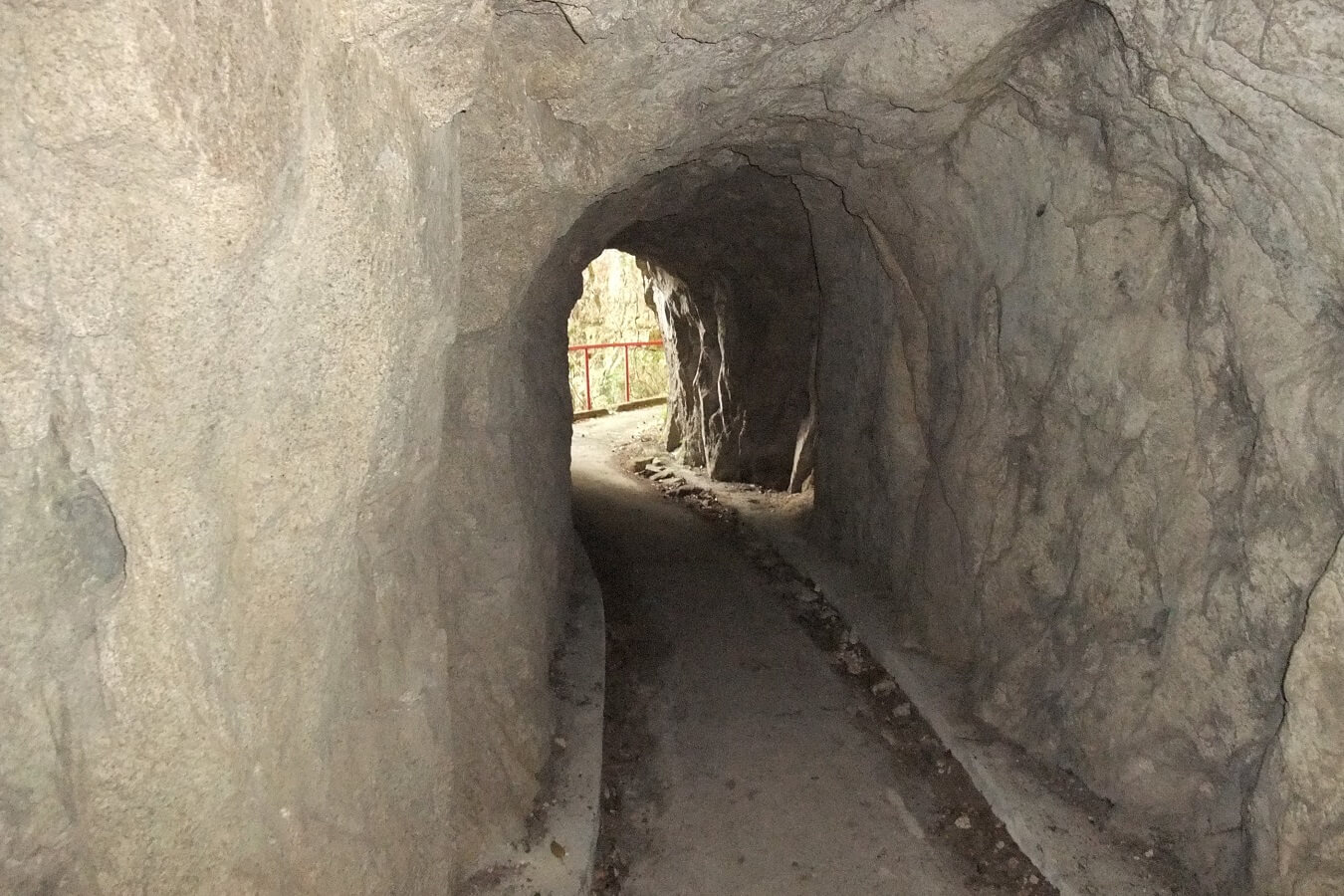 寂地峡内の木馬トンネル